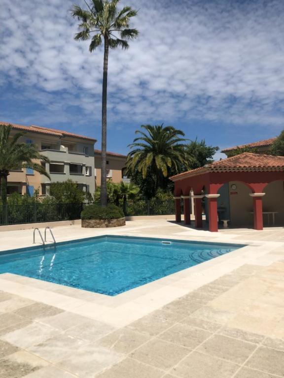 Belle Residence Au Centre De Saint Tropez Avec Piscine Et Garage Luaran gambar